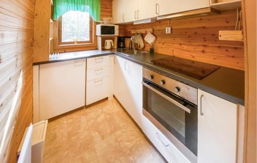 尼布鲁Stuga 5的厨房配有白色橱柜和炉灶。