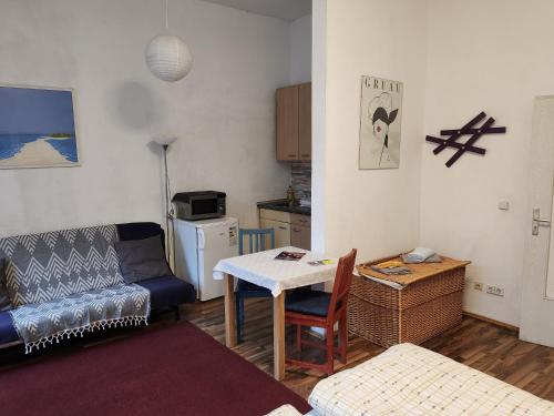 德累斯顿奥勒膳食公寓的客厅配有沙发和桌子
