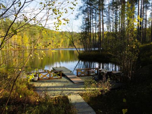 YlämyllyHoliday Home Villa tunturitervakko by Interhome的水体上的木桥