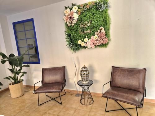 福恩吉罗拉奎瓦斯旅馆的墙上有两把椅子和花圈