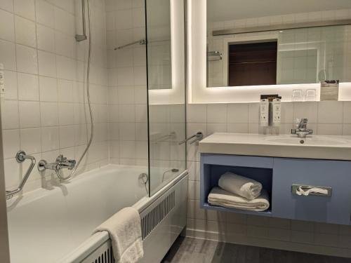 巴特欧波德尔特尔姆酒店的带浴缸、水槽和淋浴的浴室