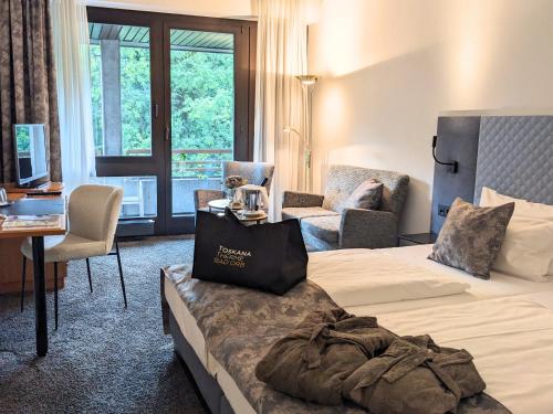 巴特欧波德尔特尔姆酒店的一间酒店客房,配有一张带袋子的床