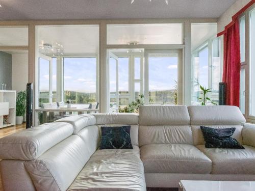 于韦斯屈莱Holiday Home Horisontti penthouse by Interhome的客厅设有白色沙发,配有窗户