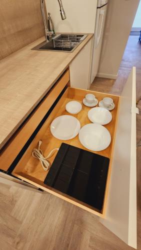 Opa-lockaPrivate Home Studio Central Located in Miami 2的木桌上带白板的厨房