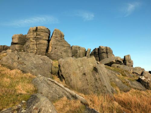 WalsdenTodmorden Bed & Breakfast - The Toothless Mog的山顶上一群岩石