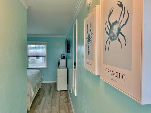 迈尔斯堡海滩弗拉明戈汽车旅馆的一间房间,墙上挂着蜘蛛