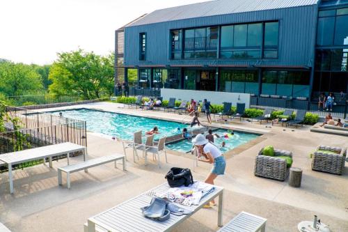 米德兰1 Elizabeth Place - Luxury Executive Apartment, free Wi-Fi的站在游泳池前的人
