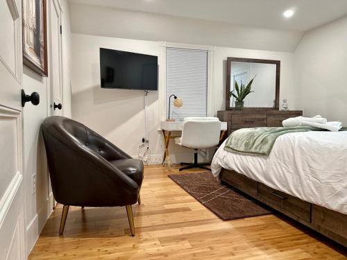 波士顿Harvrd-MIT-B.U./Parkfree/Single Family residence的一间卧室配有一张床、一把椅子和一张书桌