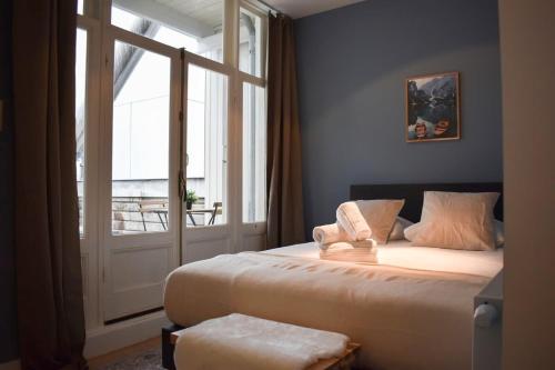阿姆斯特丹Rembrandtplein house A的一间卧室设有一张床和一个大窗户