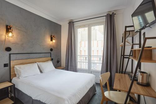 巴黎奥古斯特酒店 的酒店客房设有床和窗户。