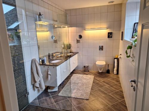 桑内斯Unik, stor leilighet i hjertet av Sandnes的一间带水槽和淋浴的浴室