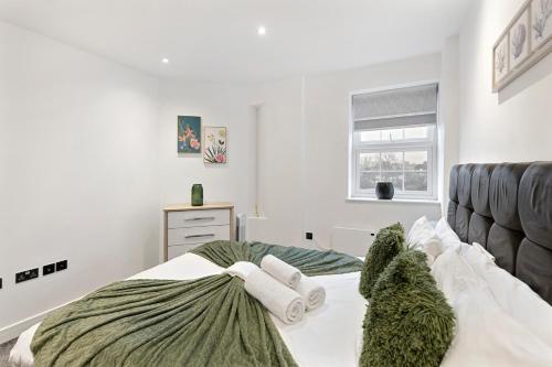 伦敦Bright and spacious Apartment - Excellent Location的一间卧室配有带毛巾的床