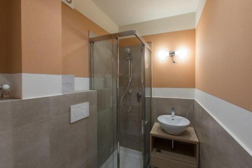 蒙特卡蒂尼泰尔梅Montecatini Terme Art Loft的带淋浴和盥洗盆的浴室