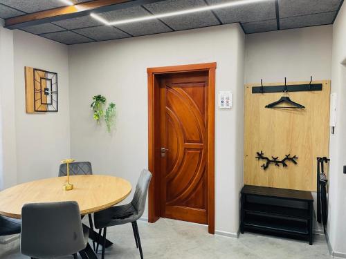 里加BRIVIBAS RESIDENCE - WEST / EAST, free PRIVAT parking, free WIFI, self check-in的一间设有木门和桌椅的房间