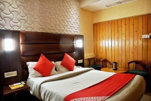 Ganga Hotel Near Mall Road客房内的一张或多张床位