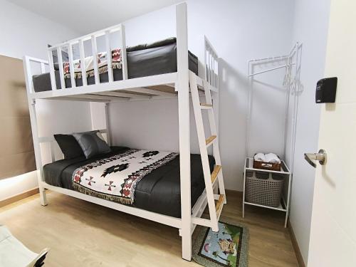 清莱Baan Trin(บ้านตฤณ)的一间卧室配有两张双层床。