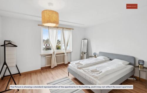 苏黎世Charming Apartment in Zurich的一间卧室设有一张床和一个窗口