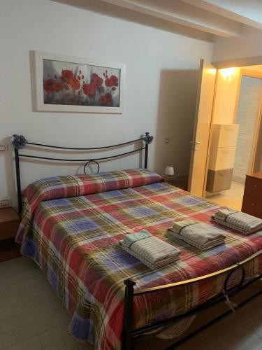 基奥贾Casa Antico Barbiere的一间卧室配有一张带两个枕头的床