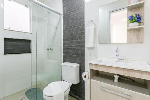 弗洛里亚诺波利斯Apto c/ churrasq. e piscina - quadra mar - RMI201的浴室配有卫生间、盥洗盆和淋浴。