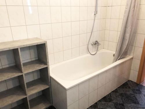 比勒费尔德Apartment in Innenstadt Bielefeld的带浴缸和淋浴的浴室