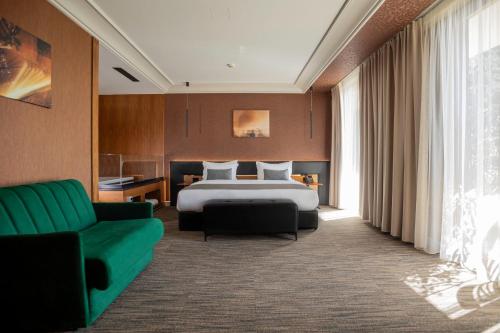 地拉那Select Hill Resort的酒店客房,配有床和沙发