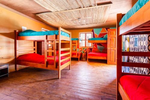 RivadaviaHostal Cosmo Elqui的房屋内带三张双层床的房间