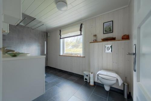 雷讷Cozy House By The Fjord In The Heart Of Lofoten的一间带卫生间和窗户的浴室