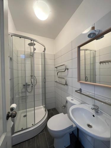 尤尔马拉叶琳娜公寓式酒店的浴室配有卫生间、盥洗盆和淋浴。