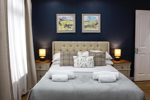 梅德斯通Elegant 4 bedroom, Maidstone house by Light Living Serviced Accommodation的一间卧室配有一张带蓝色墙壁的大床
