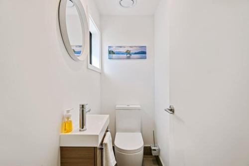 Albert TownClutha River Haven的浴室配有白色卫生间和盥洗盆。