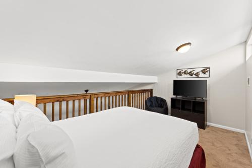 巴拿马城海滩Sunswept by Panhandle Getaways的一间卧室配有一张床和一台平面电视