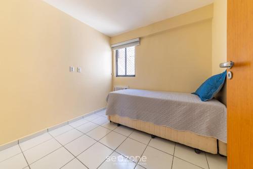 马塞约Apto com piscina bem localizado em Maceió LTS1003的一间卧室设有一张床和一个窗口