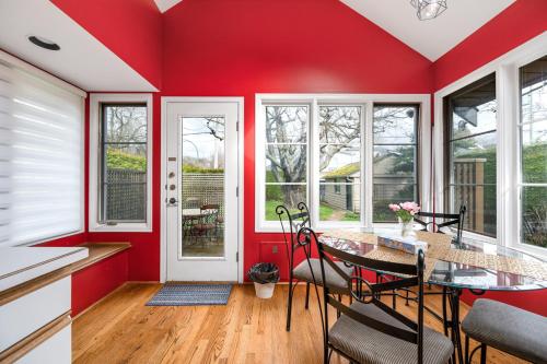 温哥华Tranquil Haven near Attractions 2BD Upper Floor or 2BD Basement Floor的厨房设有红色的墙壁和桌椅