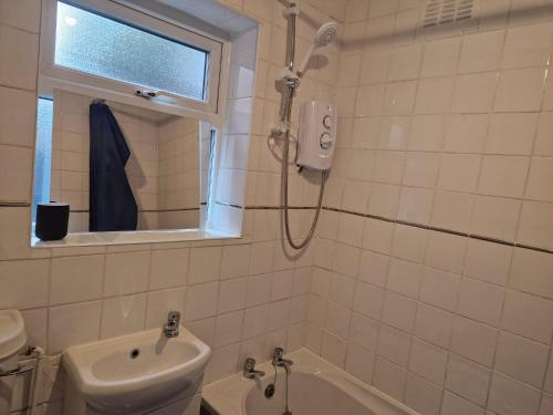 谢菲尔德Suite 1: Cosy Room in a Prime Location的带淋浴和盥洗盆的浴室