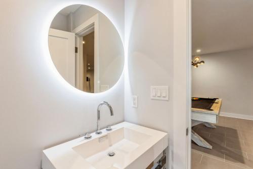 萨格港Villa Kimaal - Luxury with pool的浴室设有白色水槽和镜子