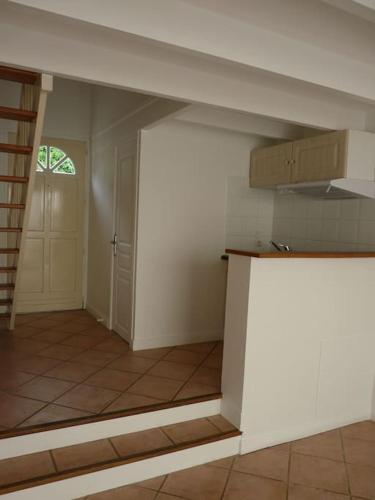 拉罗谢尔Petite maison avec jardin的一个空房间,有厨房和门
