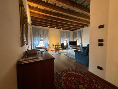 维罗纳Piazza Erbe Lodge的客厅配有蓝色的沙发和桌子