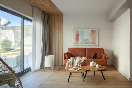 毕尔巴鄂Apartamentos Líbere Bilbao Museo的客厅配有沙发和桌子