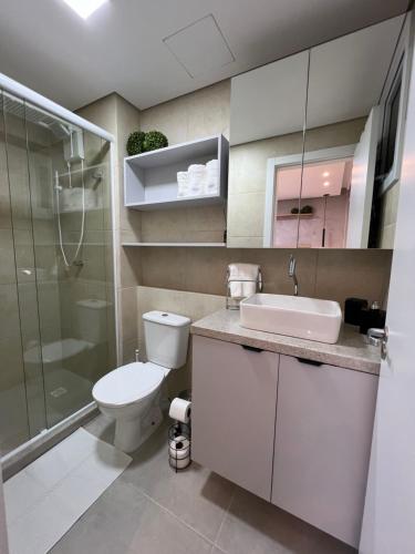 新汉堡市Apartamento/Studio Novo Hamburgo的浴室配有卫生间、盥洗盆和淋浴。