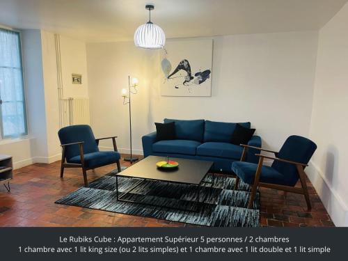 欧塞尔Le Pigeonnier centre historique Auxerre的客厅配有蓝色的沙发和椅子