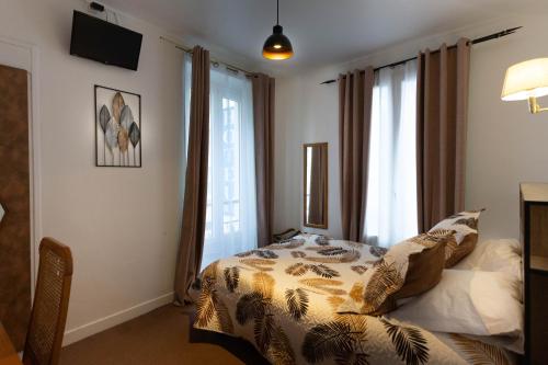 巴黎理想酒店的卧室在窗户前配有一张床