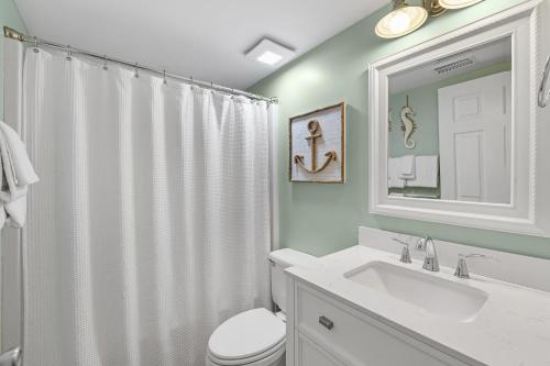 奥兰治比奇Tradewinds Unit 608的一间带卫生间、水槽和镜子的浴室