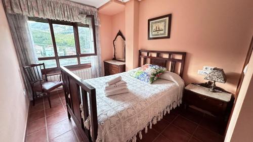 Os PearesCasa Alpargateiro的一间卧室设有一张床和一个窗口