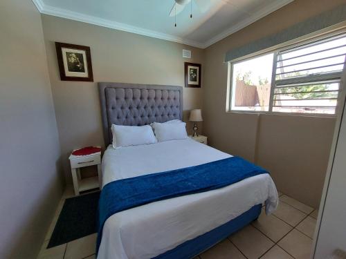 谢普斯敦港Poolside Guest House的一间卧室设有一张大床和一个窗户。