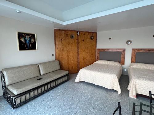 阿卡普尔科Torres Gemelas Suite VIP Frontal 607的一间带两张床和一张沙发的客厅