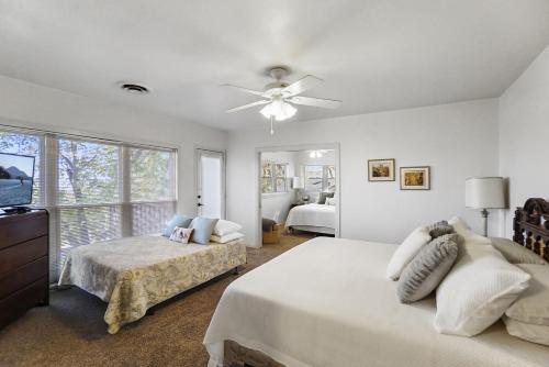 WhitneyOn Lake Retreats Family Gatherings Game Room Pets的一间卧室配有两张床和吊扇