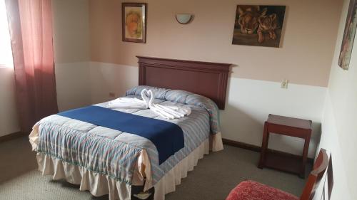 科塔卡奇HOSTERIA RANCHO SANTA FE的一间卧室配有一张白色床 ⁇ 
