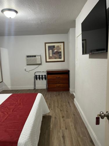 威廉姆斯Arizona 9 Motor Hotel的一间卧室配有一张床和一台平面电视