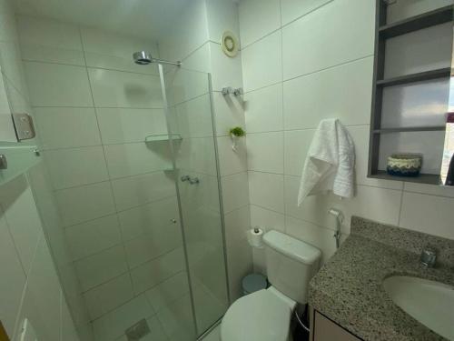 阿瓜斯克拉腊斯Lindo Apartamento dentro do Shopping的带淋浴、卫生间和盥洗盆的浴室