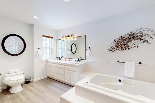 玛瑙湾Blue Skies & Bay Bliss的白色的浴室设有浴缸和卫生间。